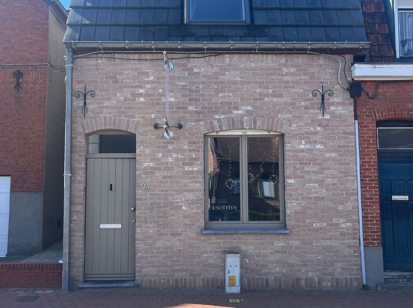 Welkom in deze charmante en instapklare woning in Vosselare! Gelegen op een perceel van 180 m², biedt deze woning een perfecte mix van comfort, energi